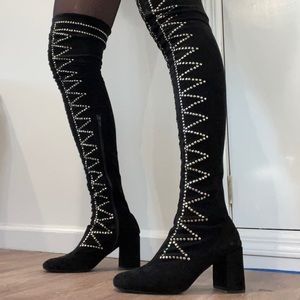 Gorgeous knee-high boots, soft suede material